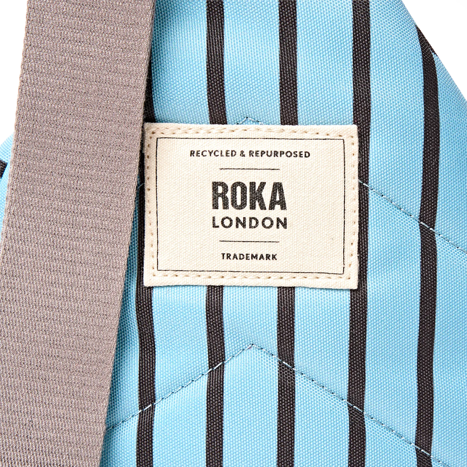Roka London Willesden skuldertaske large blå strib recycled