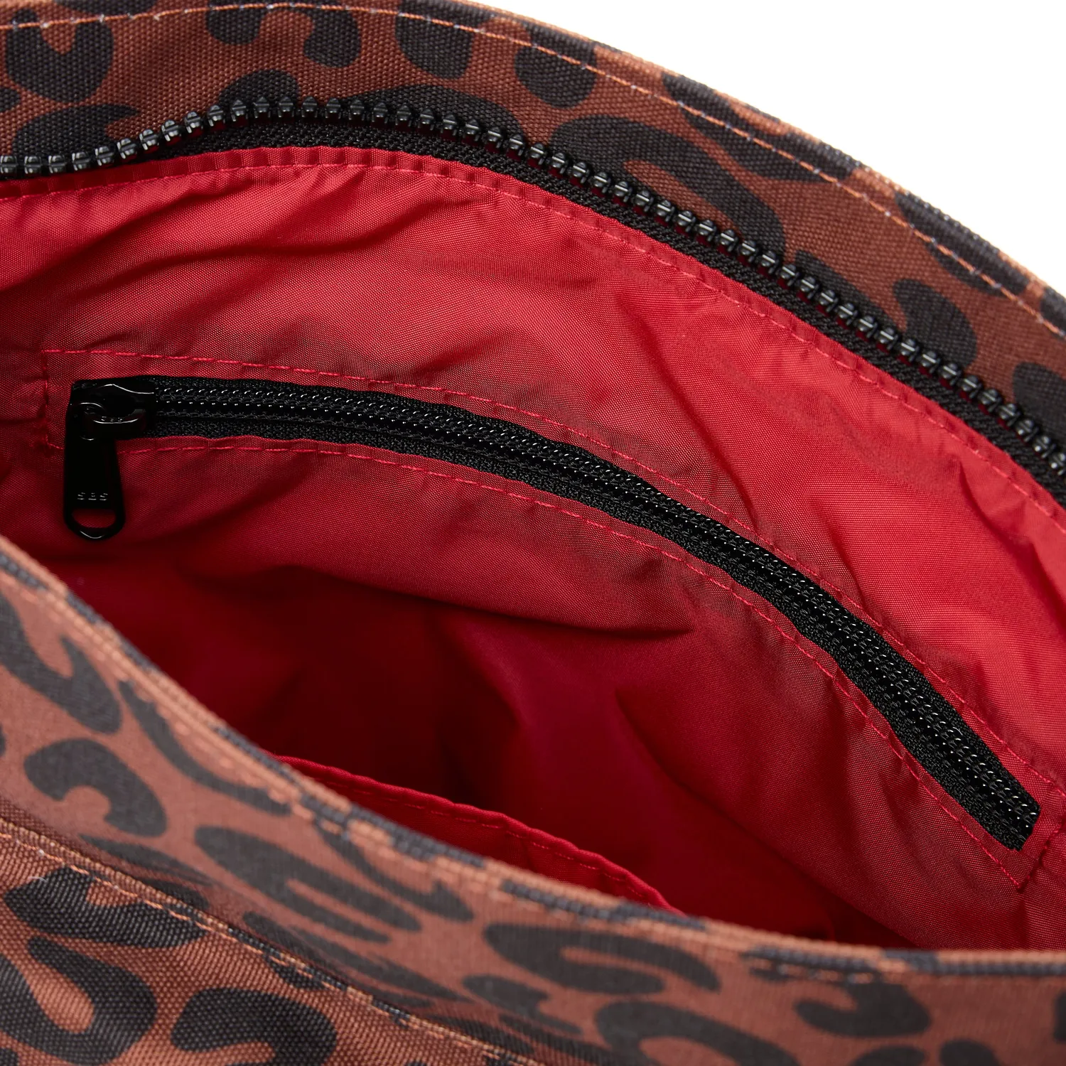 Roka London Kennington crossbody taske Scarlet Leopard