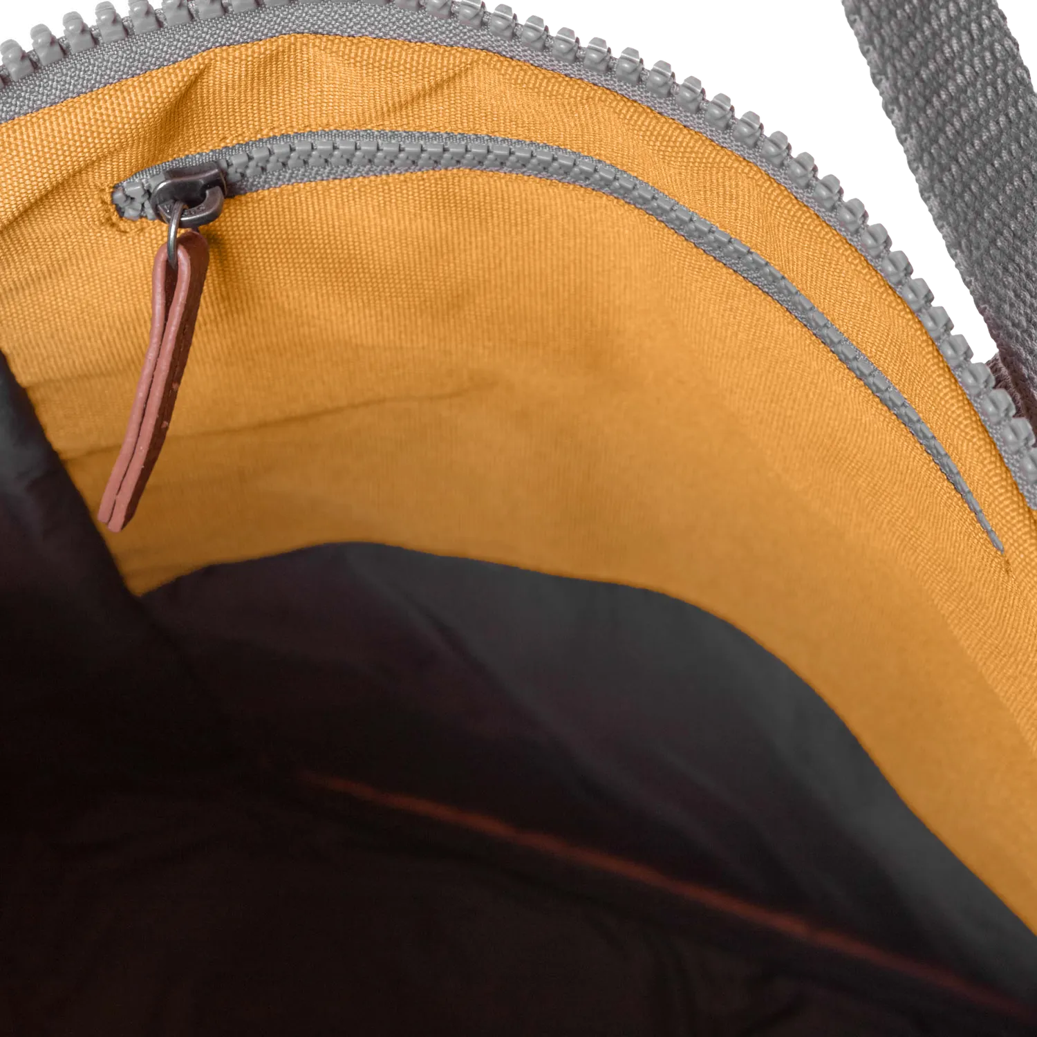 Roka London Finchley Flax rygsæk Medium roll-top laptoprum