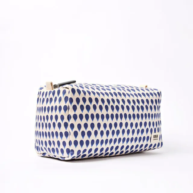Roka London Maygrove Small toilettaske Denim Rain Indigo 4,8L
