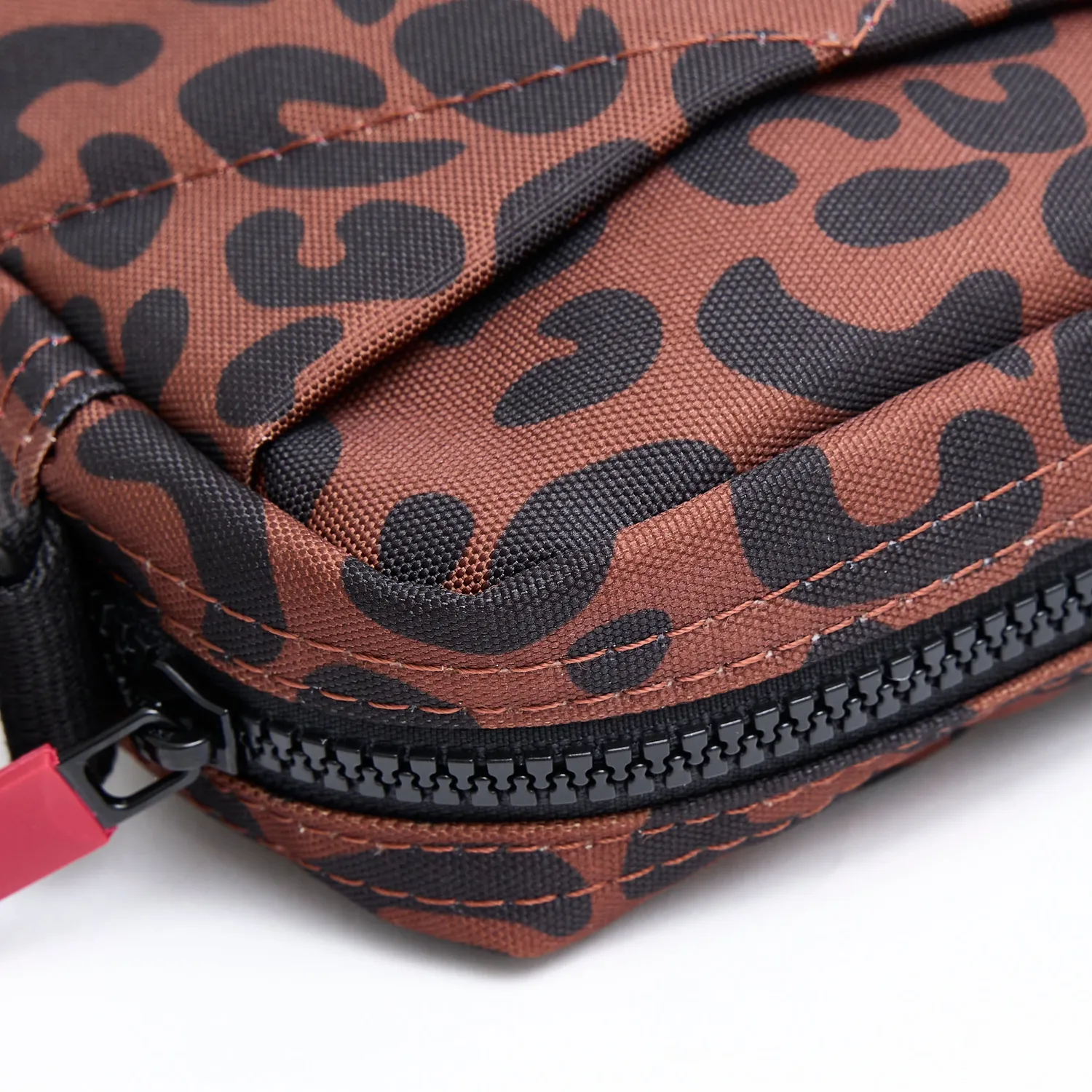 Roka London Bond Small crossbody scarlet leopard 1,5 liter