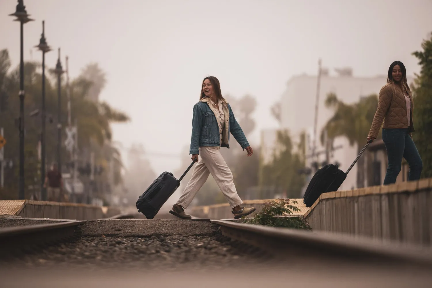 Dakine 365 Carry On Roller kabinekuffert 40L sort med TSA-lås