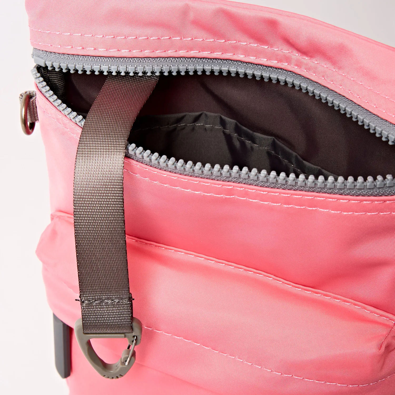Roka London Chelsea B Medium crossbody taske Pink Lemonade 0,6 L