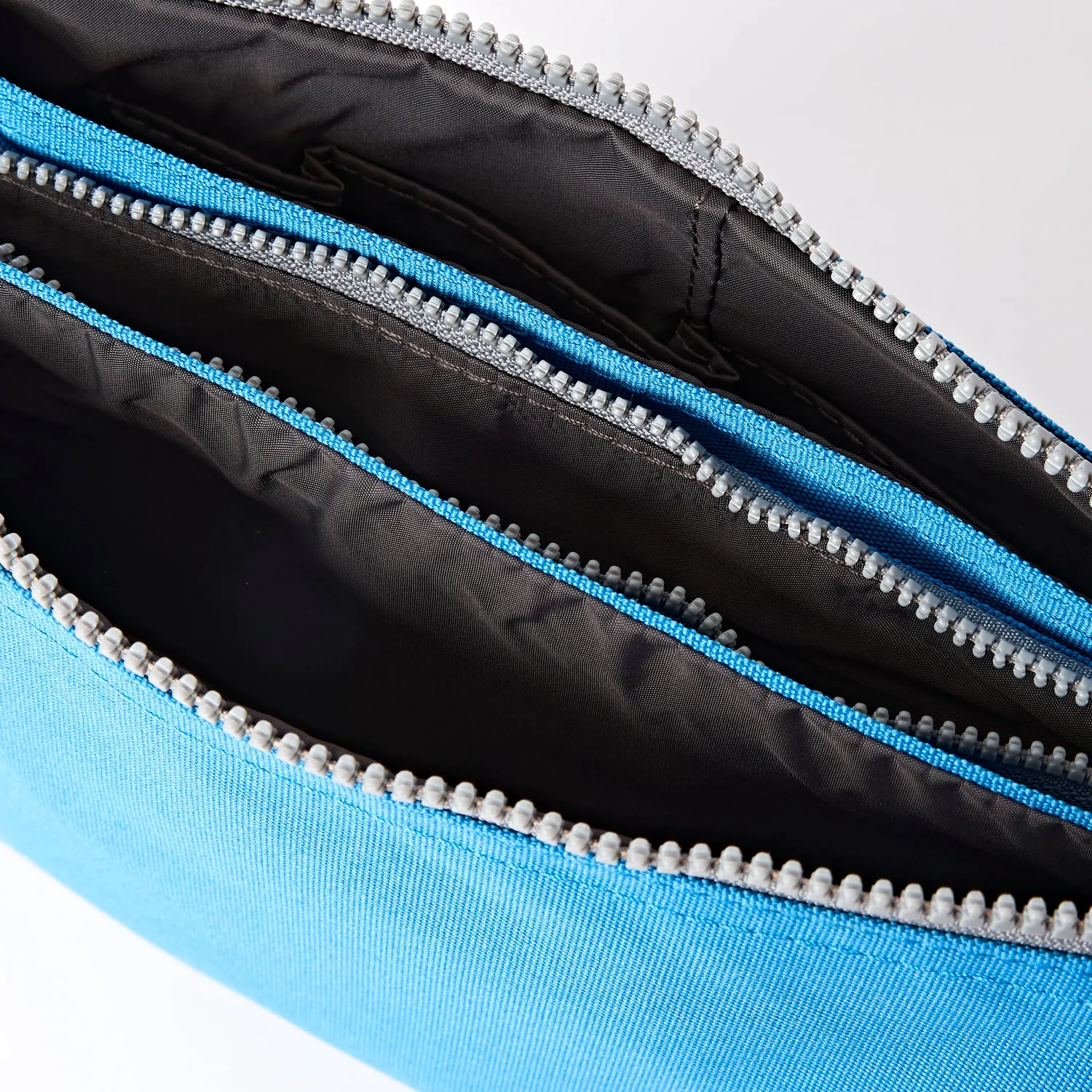 Roka London Carnaby crossbody XL malibu blue kort