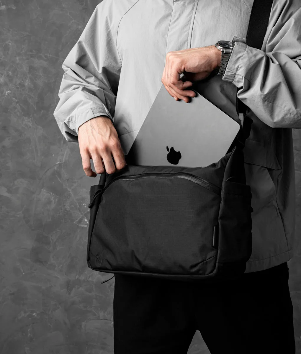 Alpaka Flight Satchel skuldertaske sort 13" laptop