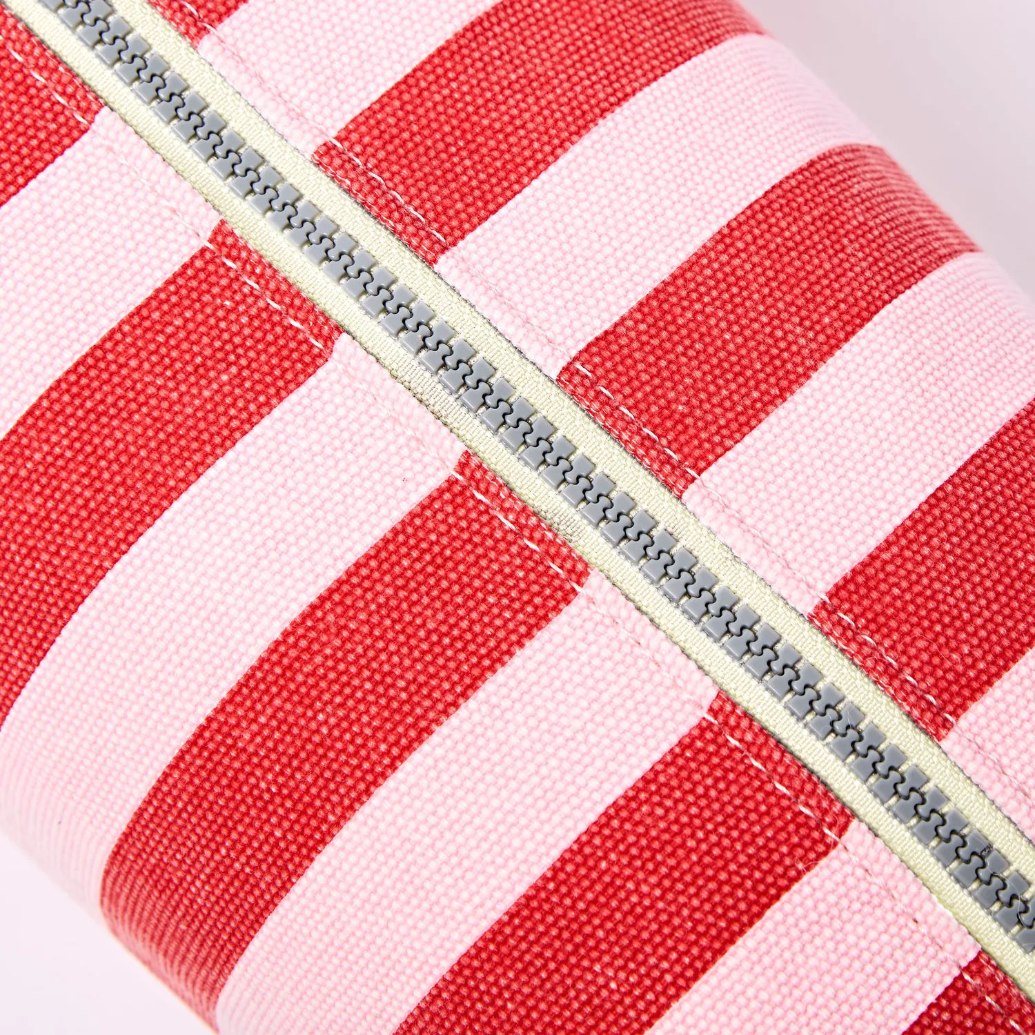 Roka Maygrove toilettaske Strawberry Stripe Small 4,8 liter
