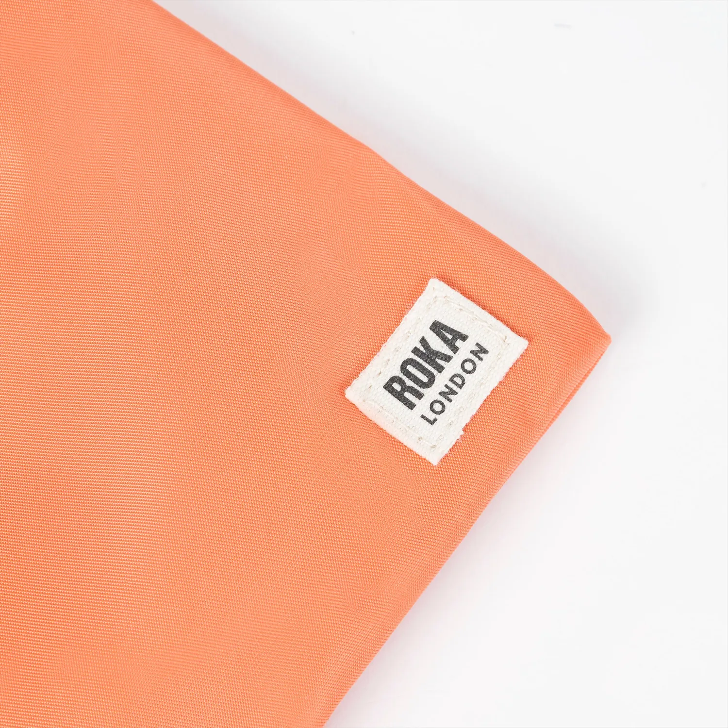 Roka London Chelsea XS sling taske Firecracker vandafvisende