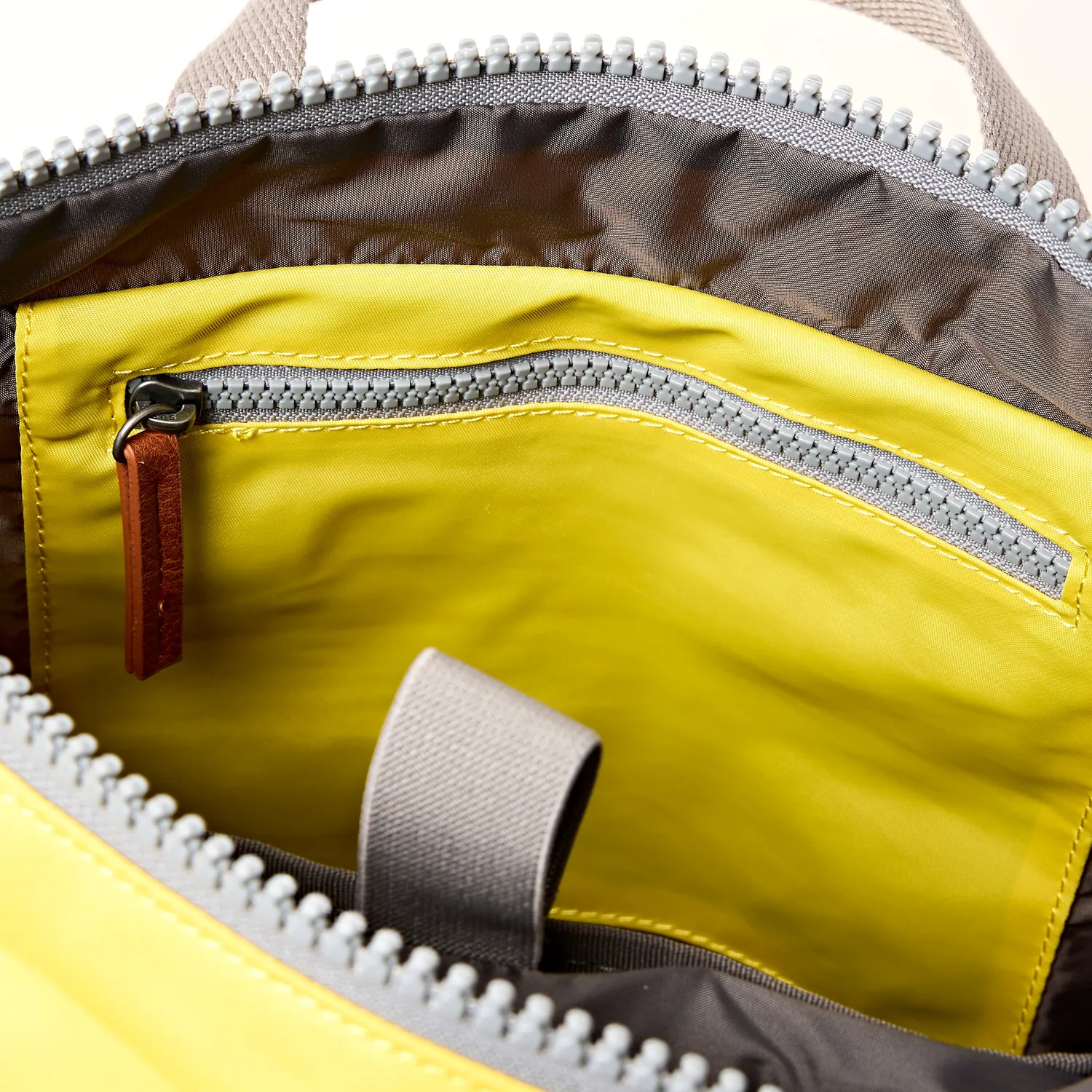 Roka London Canfield Roll Top rygsæk Passion Fruit nylon
