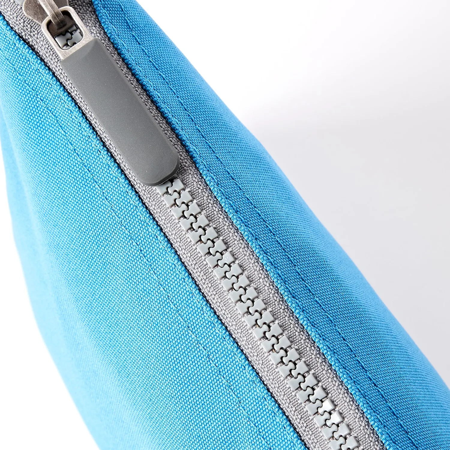 Roka London Carnaby crossbody XL malibu blue kort