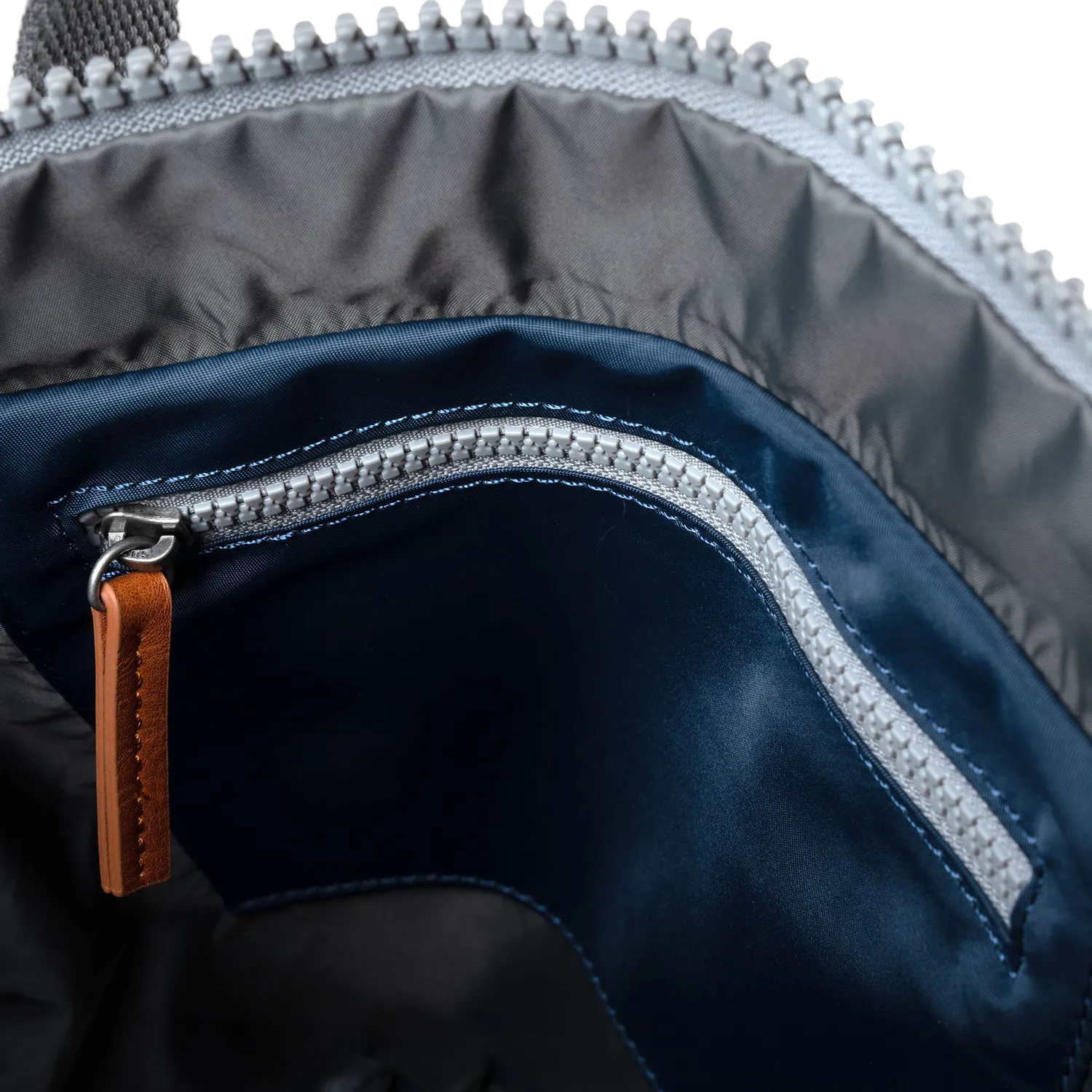 Roka London Bayswater rygsæk medium midnight paraplylomme