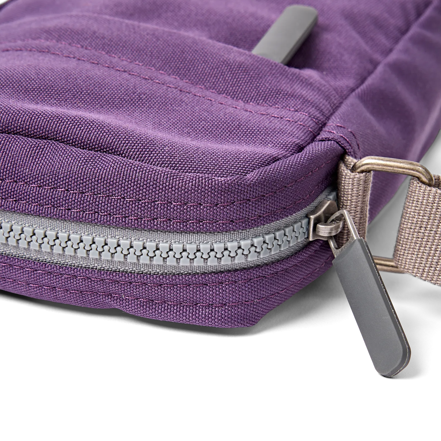 Roka London Bond Small crossbody taske Deep Grape 1,5 liter