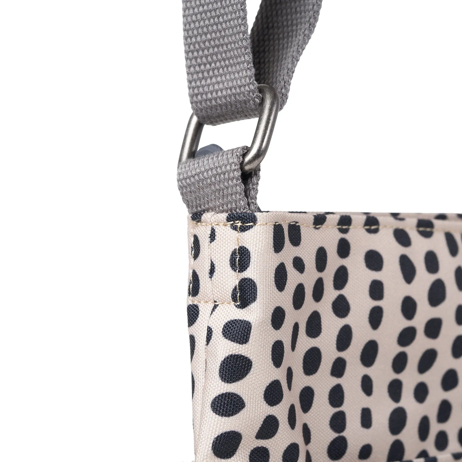 Roka London Kennington crossbody taske Linear Dot Medium 2,7 liter