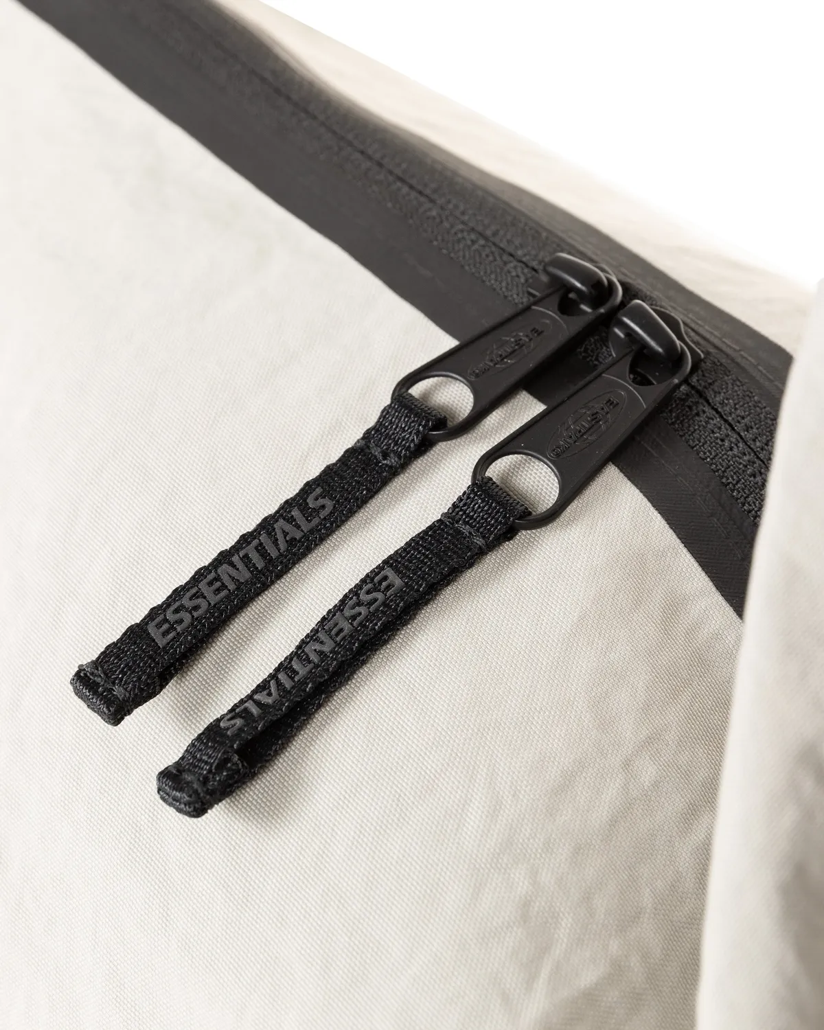 Eastpak Essentials Shell Bag L skuldertaske Cement let nylon