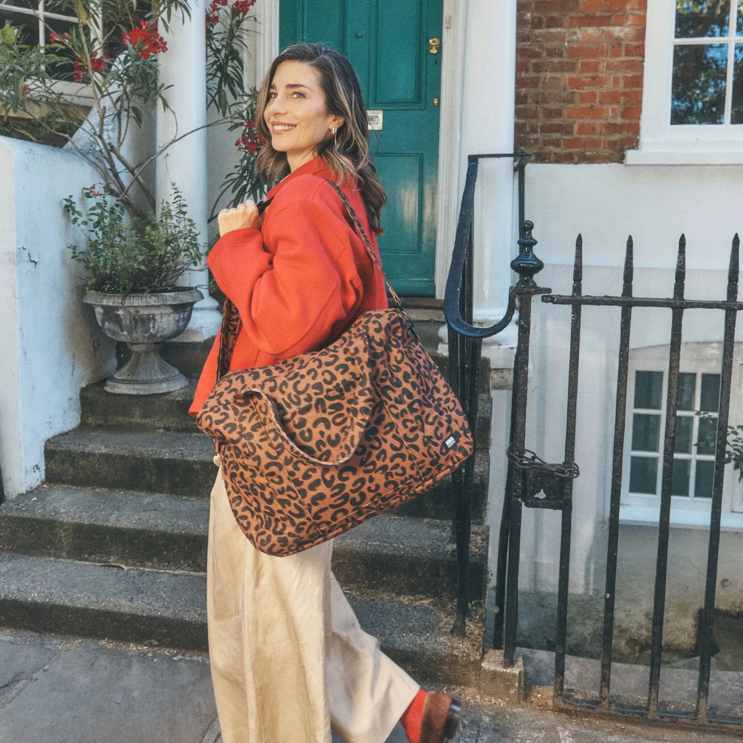 Roka London Somerset skuldertaske Large Scarlet Leopard pusle