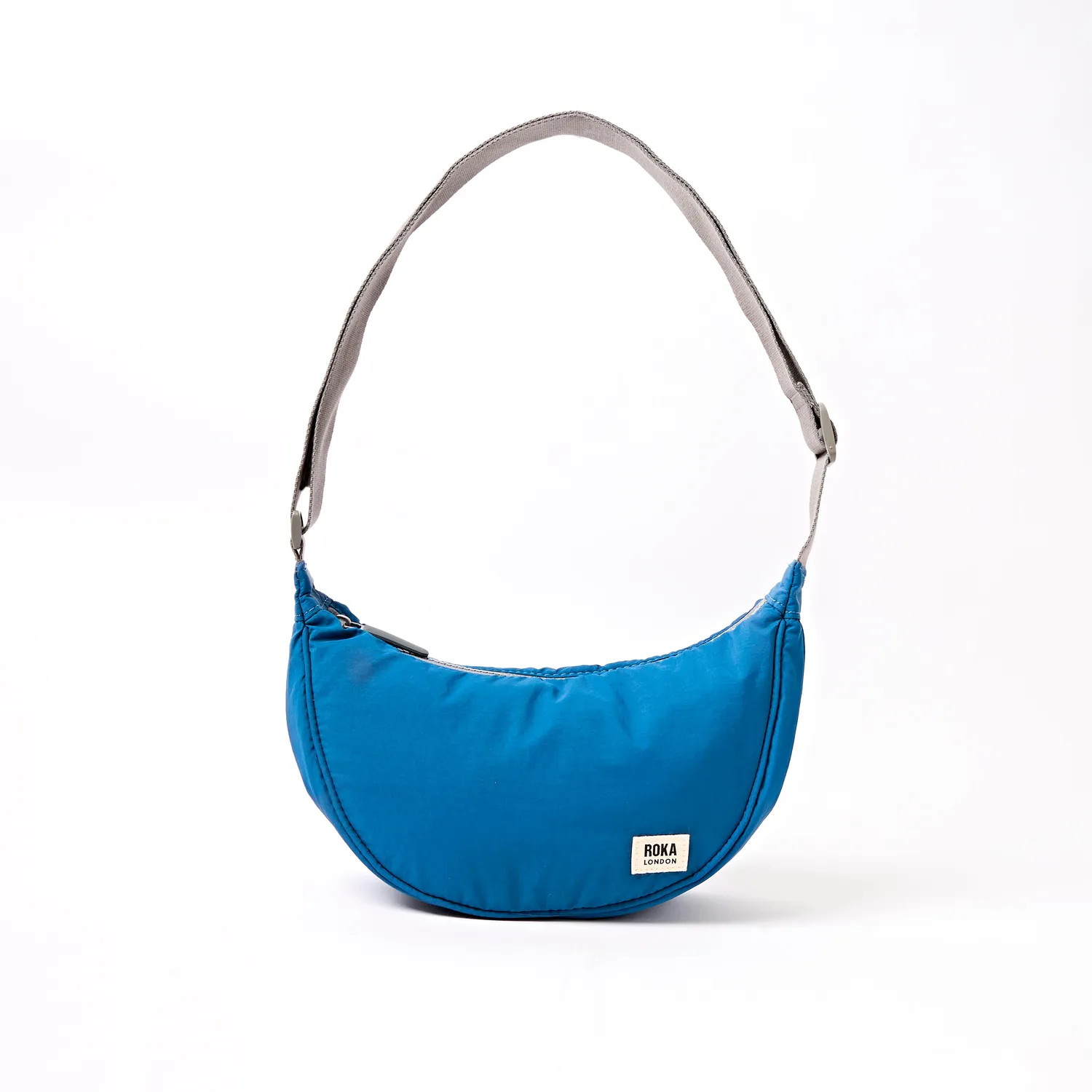 Roka London Farringdon Half Moon taske Small blå puffy