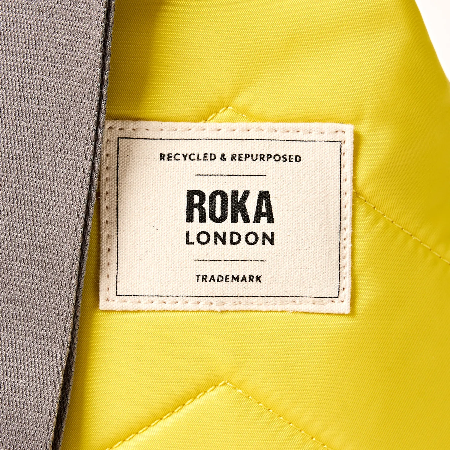 Roka London Willesden Large sling Passion Fruit 5 liter