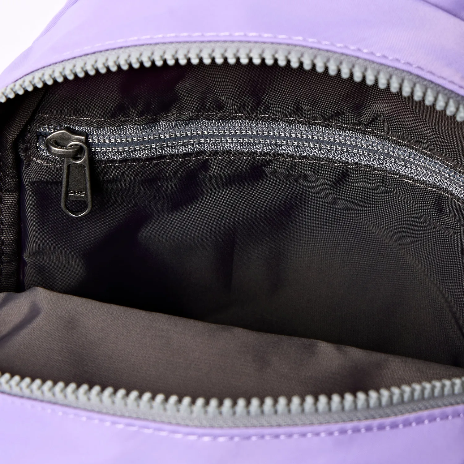 Roka London Willesden crossbody taske Thistle Bloom Large recycled nylon