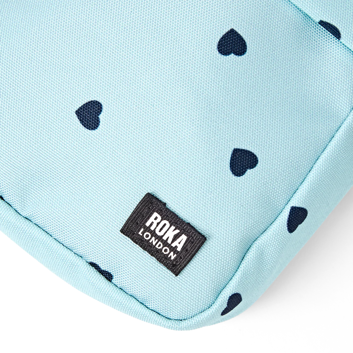 Roka London Bond Pocket crossbody taske Heart Print Small vandafvisende
