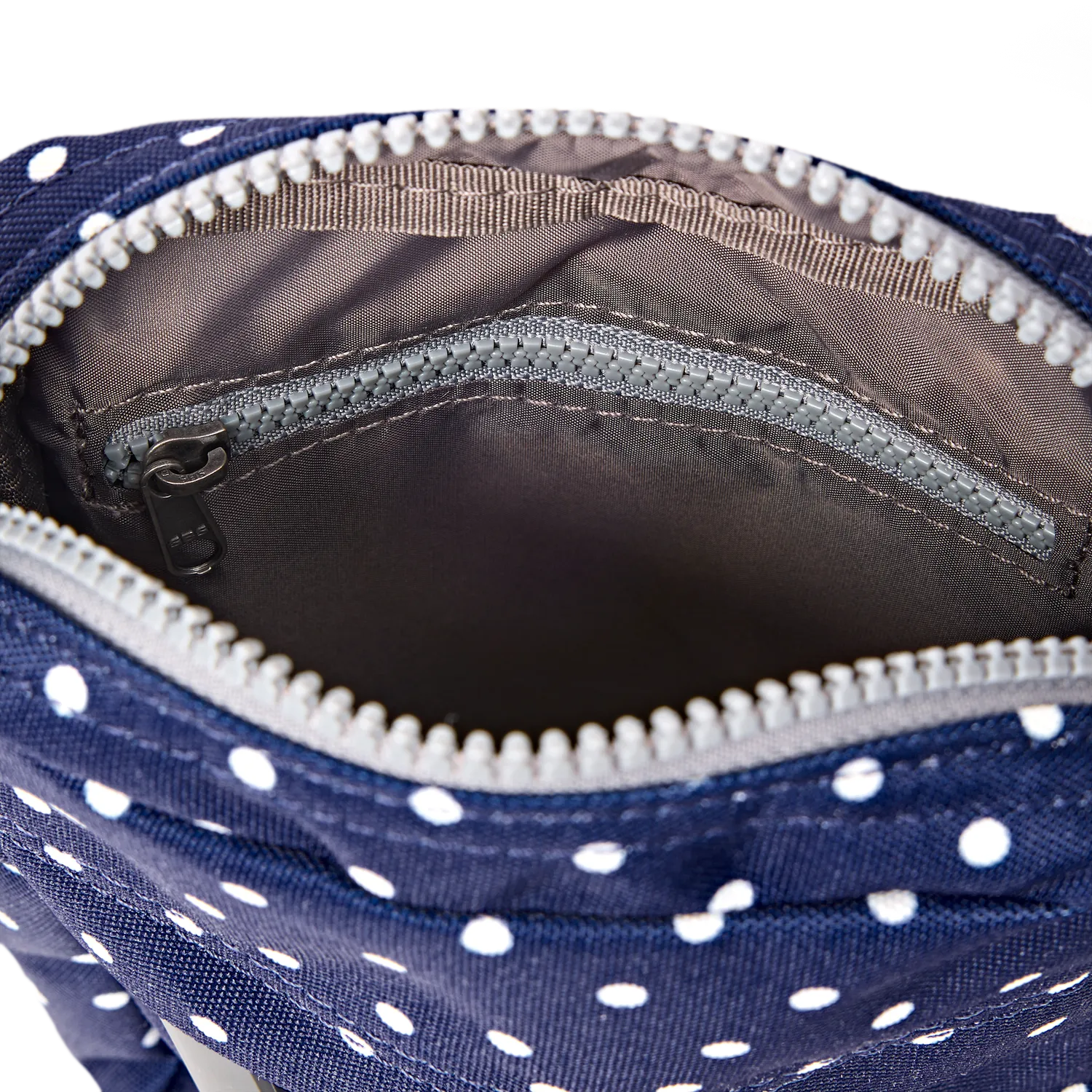Roka London Bond Pocket crossbody taske Small navy polka dot vandafvisende