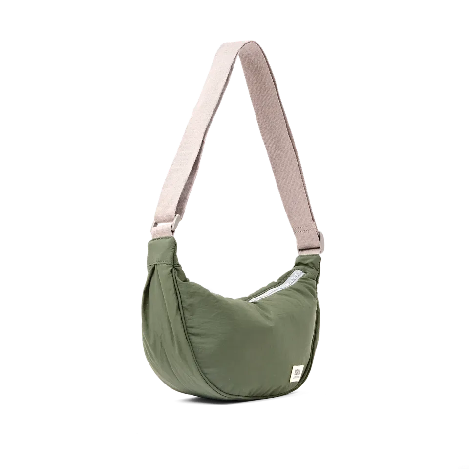 Roka London Farringdon half moon taske small olive