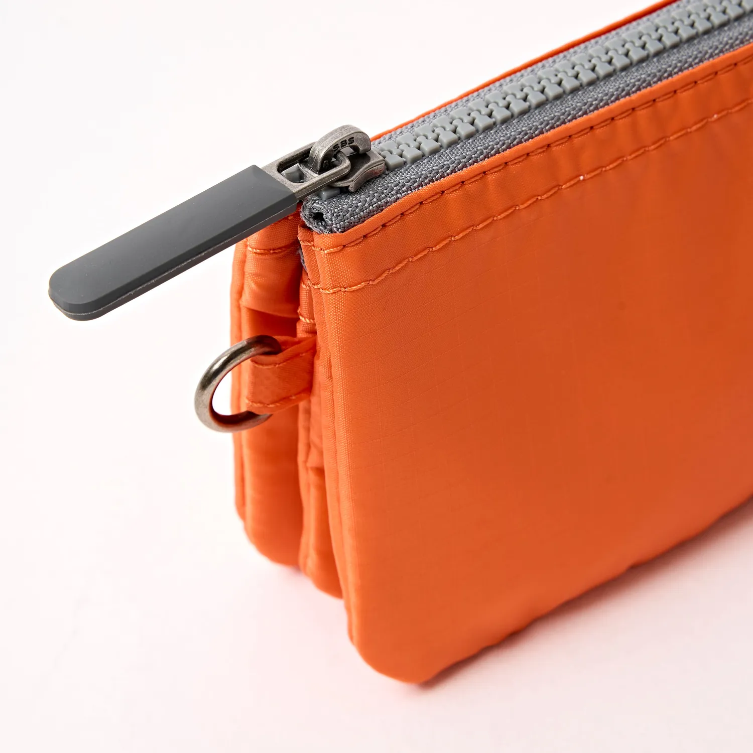 Roka London Carnaby Tangerine pung Small 0,2 liter nylon