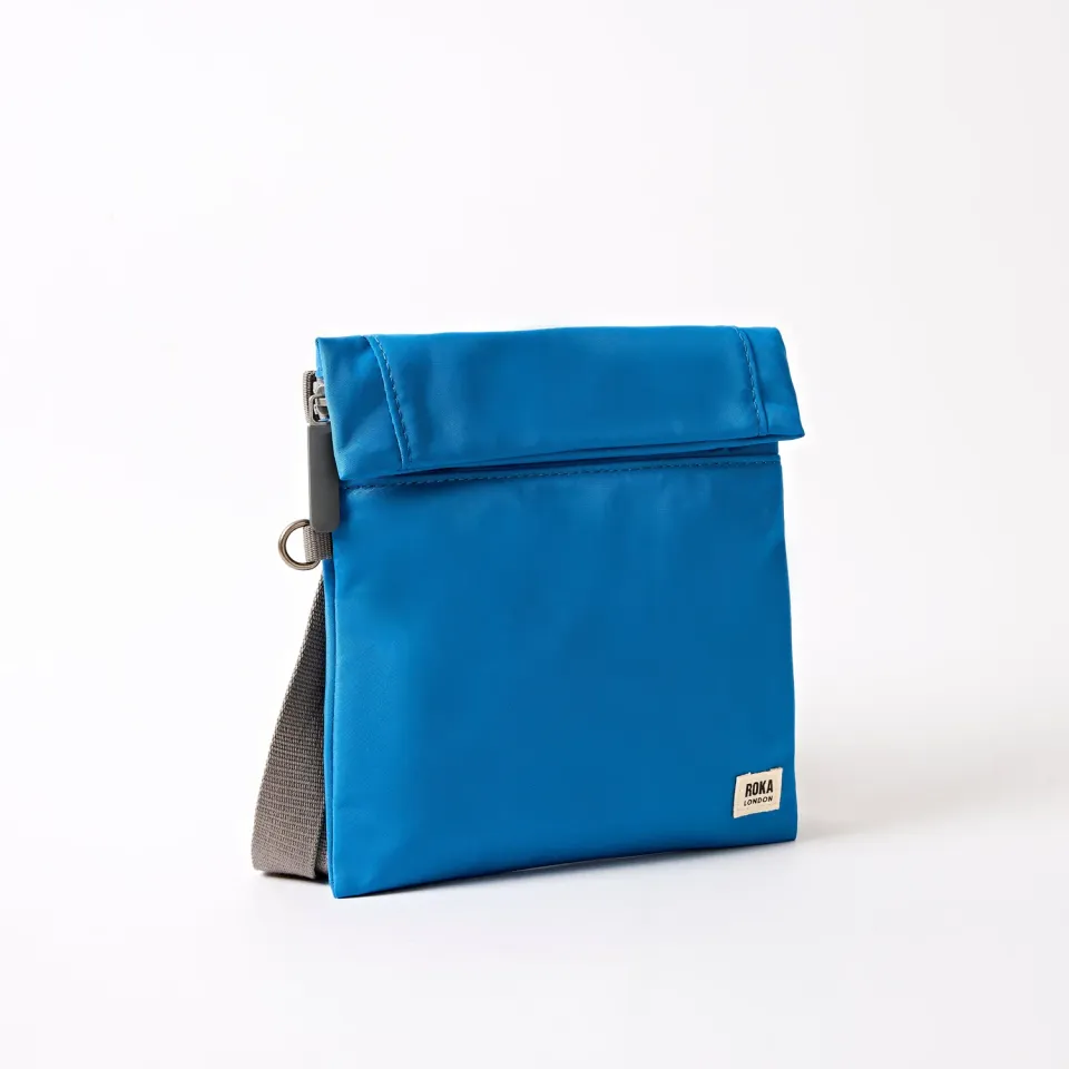 Roka London Stratford crossbody small malibu blue 0,5 liter