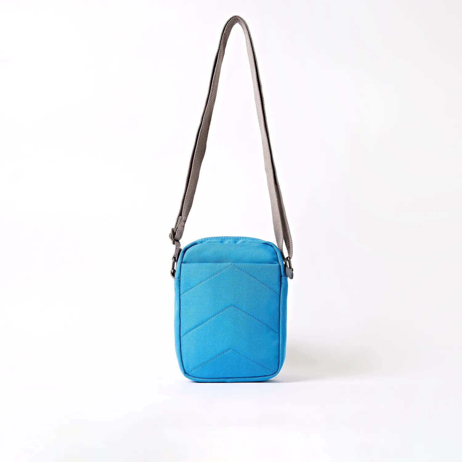 Roka London Bond crossbody Malibu Blue small 1,5 liter foret lomme