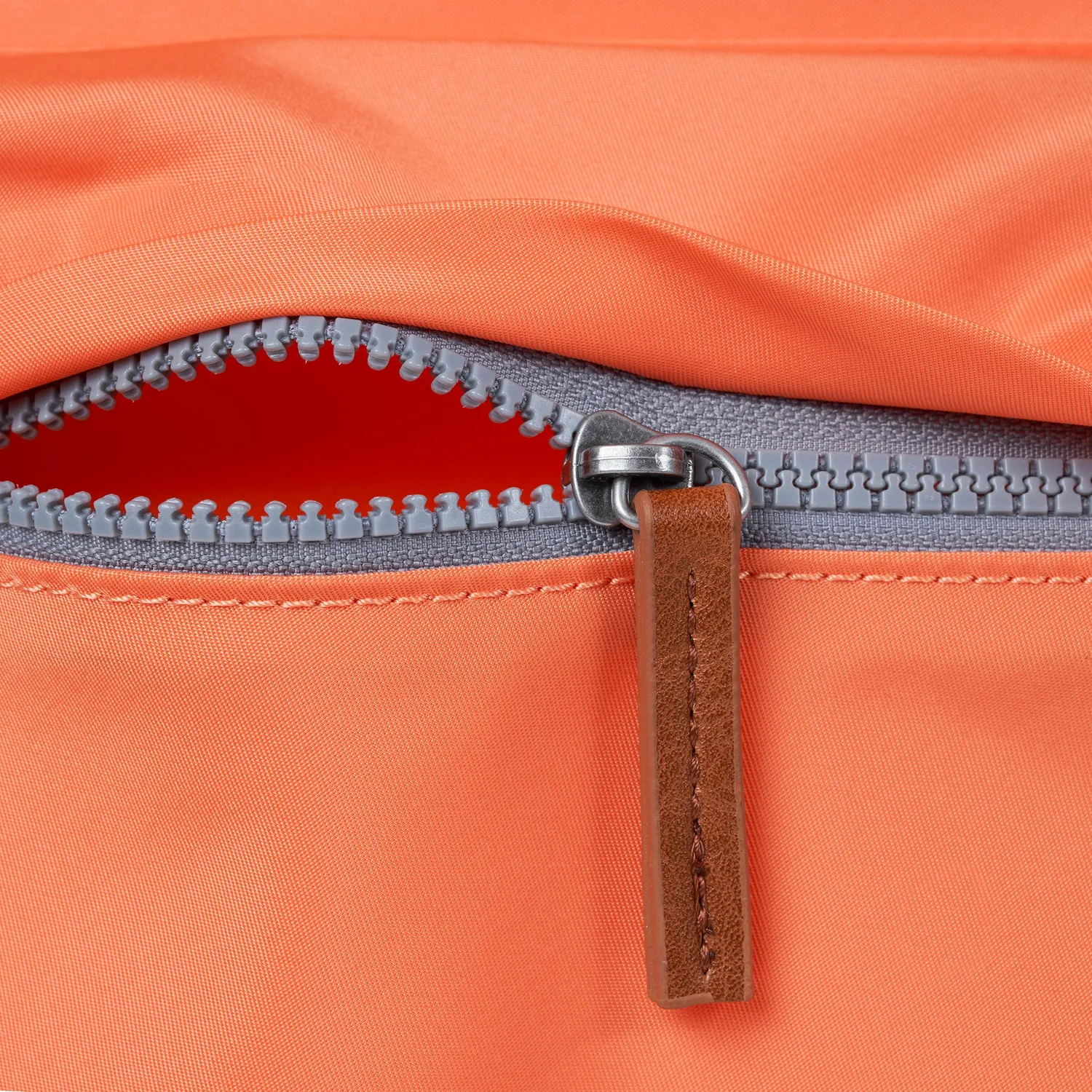 Roka London Kennington crossbody taske Firecracker Medium orange