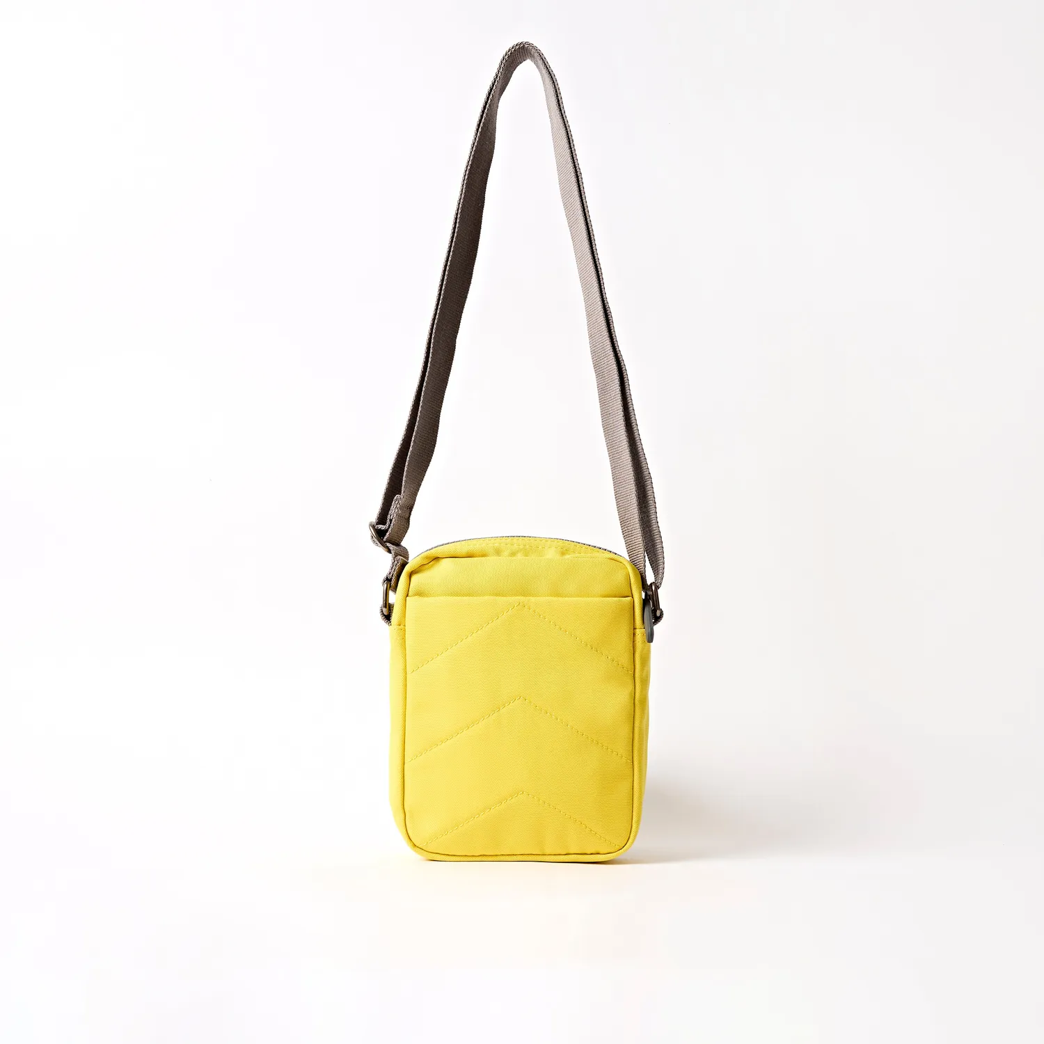 Roka London Bond Pocket crossbody taske Small passion 1,5 liter
