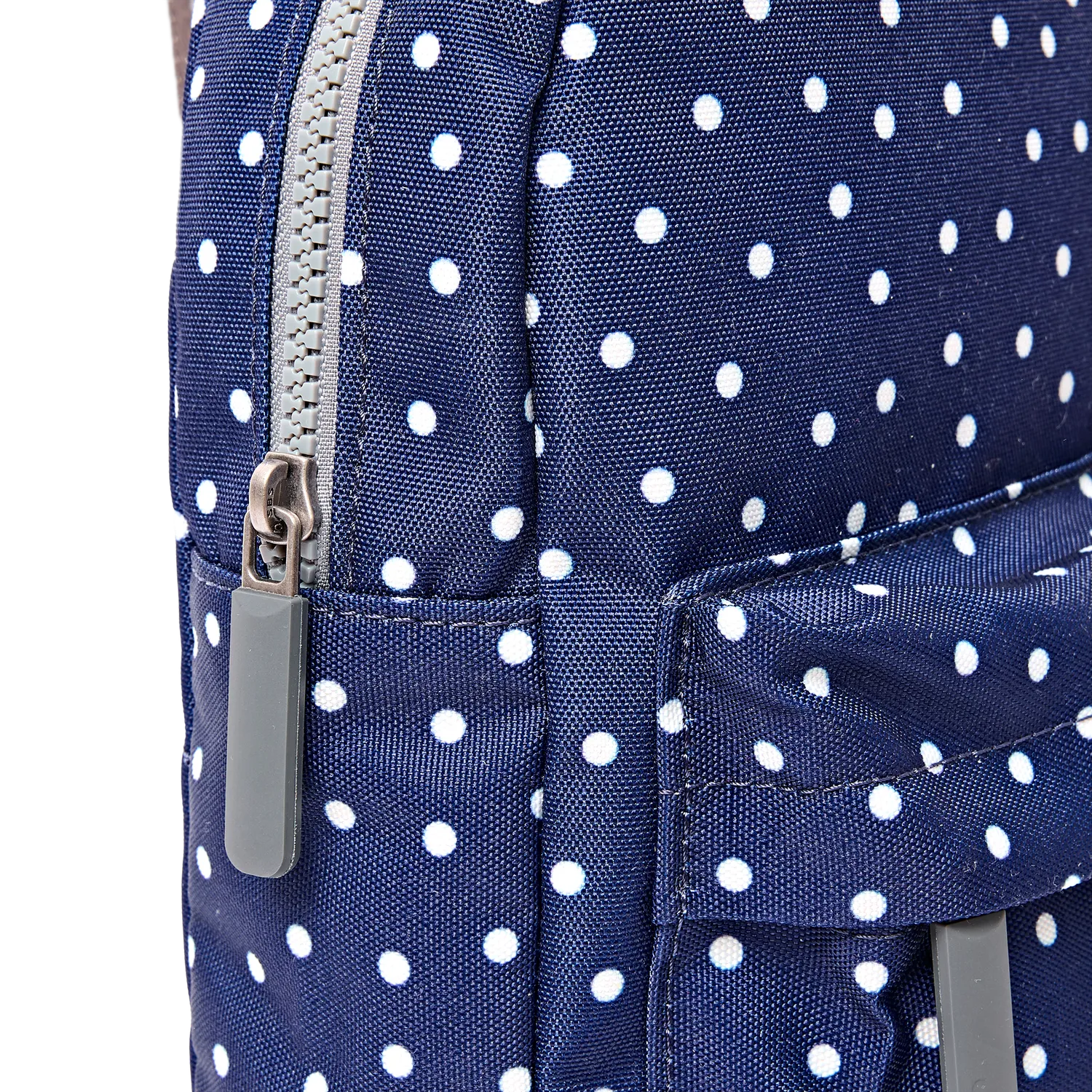 Roka Willesden crossbody taske navy prik Large med lynlås