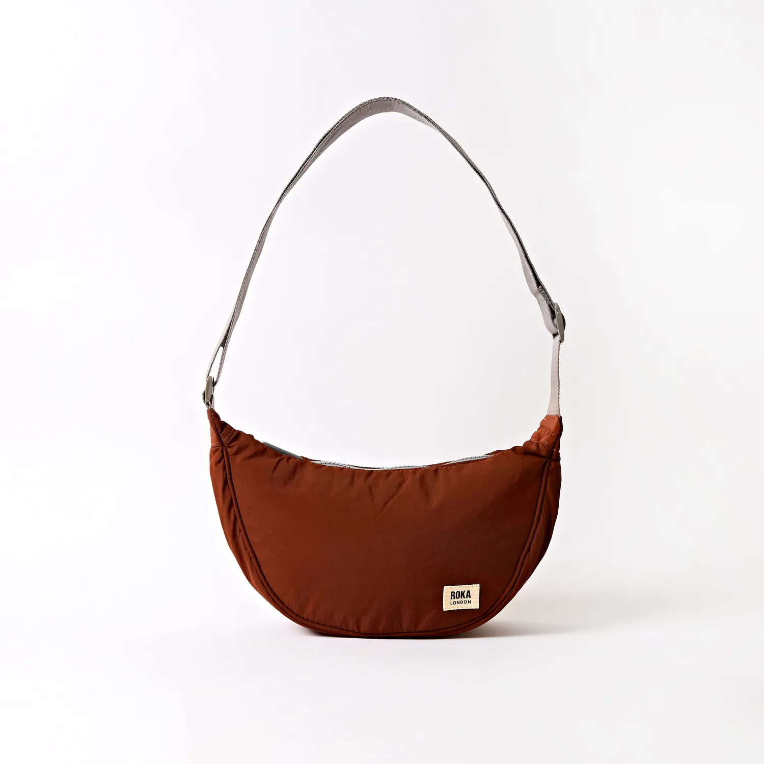 Roka London Farringdon Half Moon crossbody Small henna blød