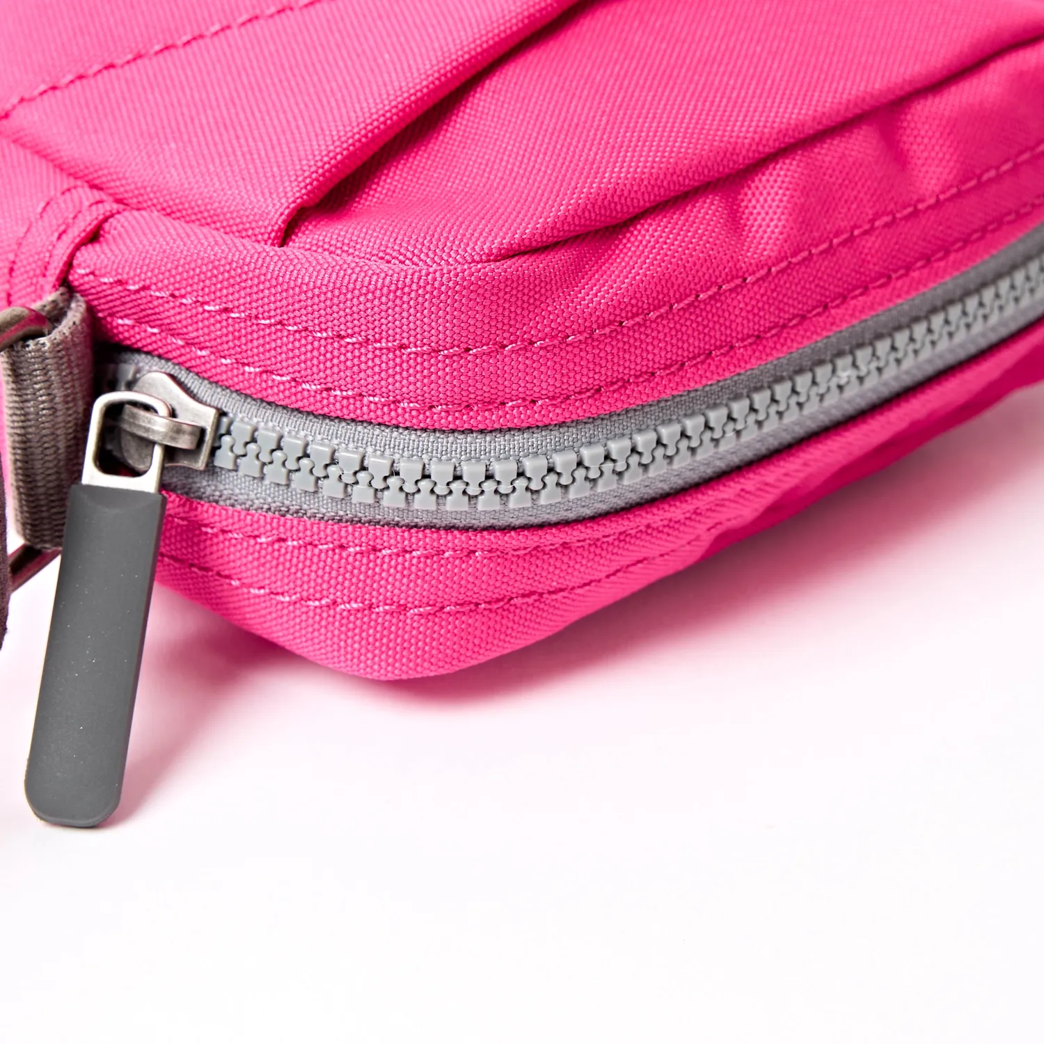 Roka London Bond crossbody taske granita red small 1,5 liter