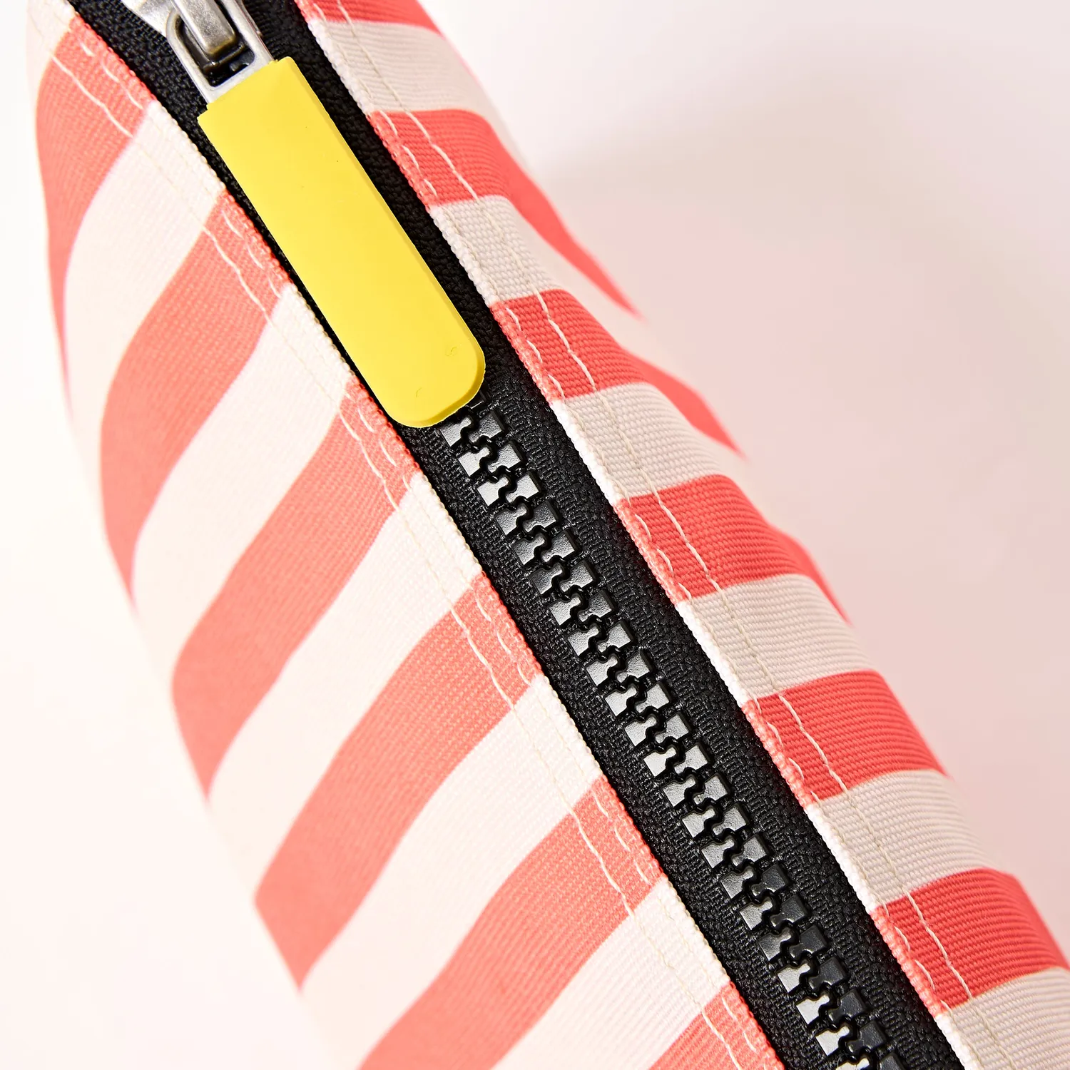Roka London Carnaby crossbody taske Coral Stripe XL organizer