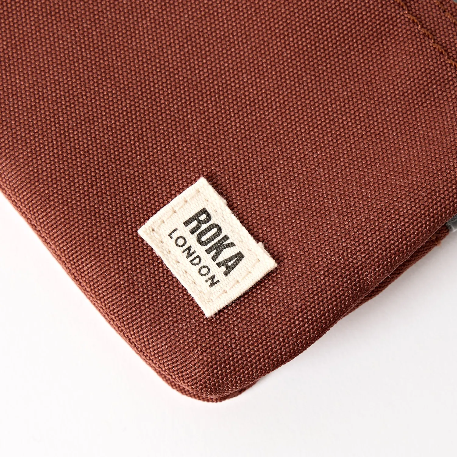 Roka London Carnaby pung S henna canvas