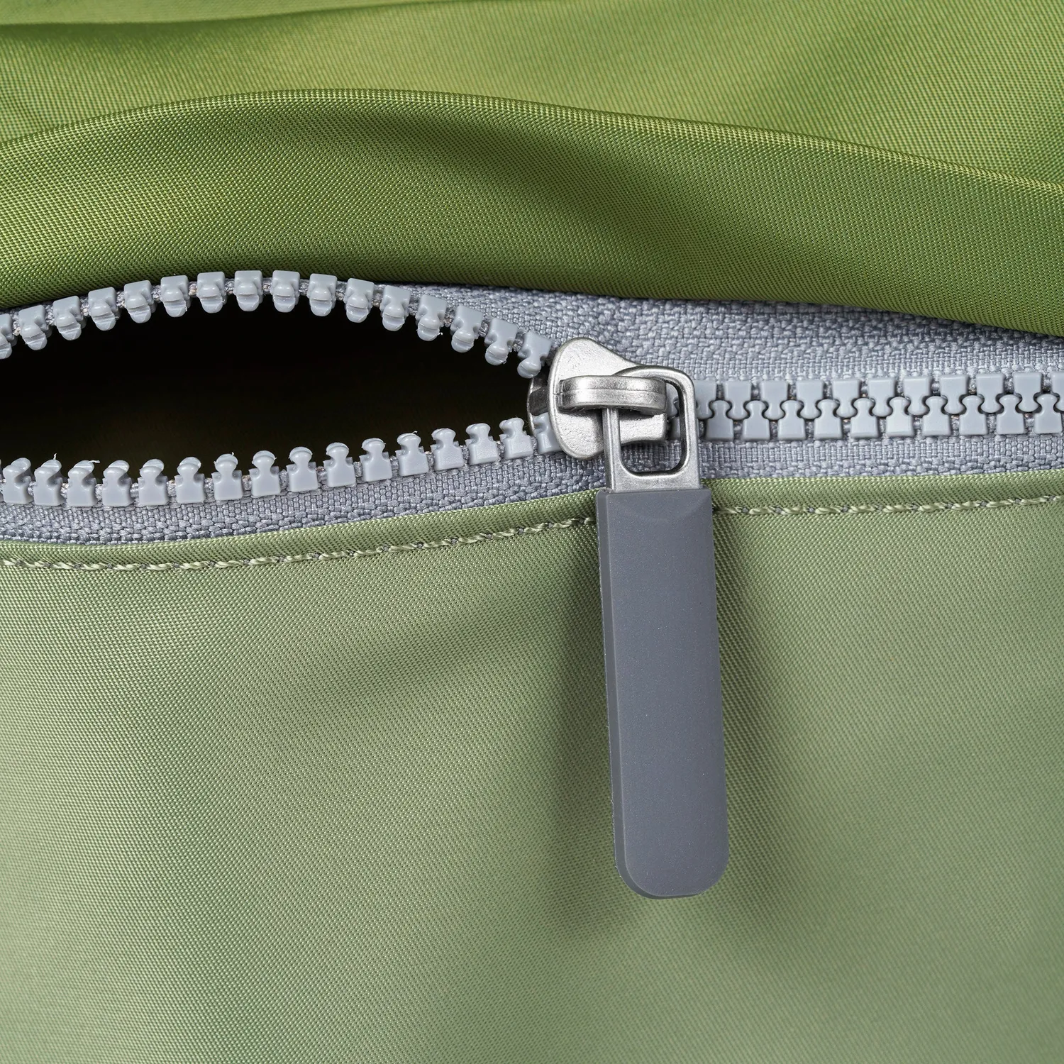 Roka London Kennington Crossbody taske Military Tonal Medium vandafvisende