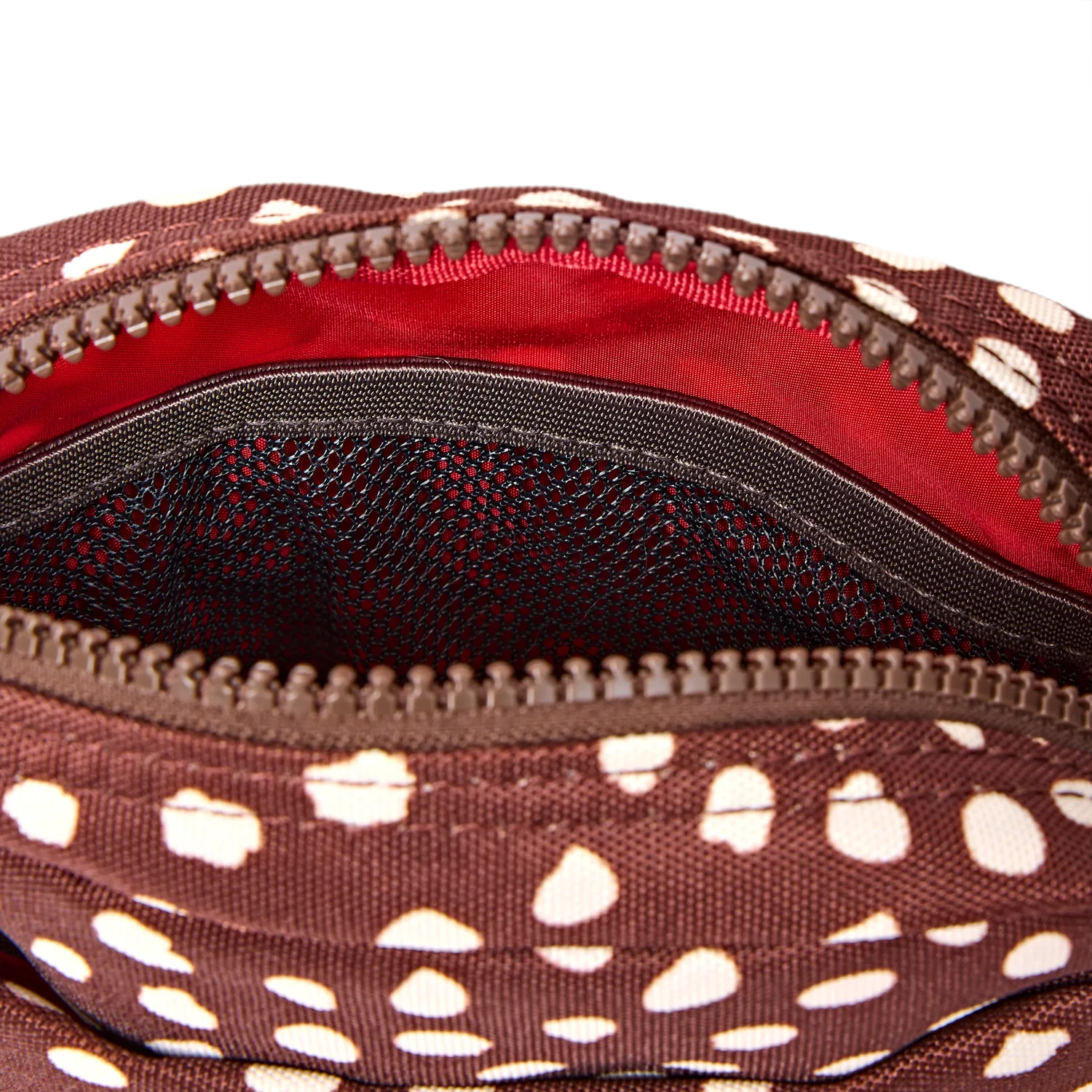 Roka London Bond crossbody taske Small Brown Dot polstret