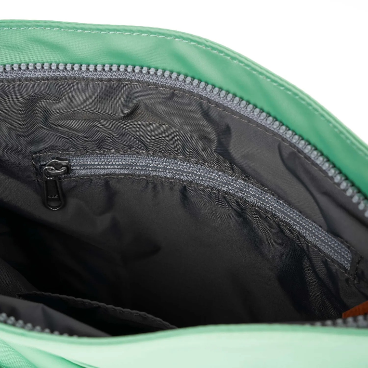 Roka London Kennington Matcha crossbody medium grøn