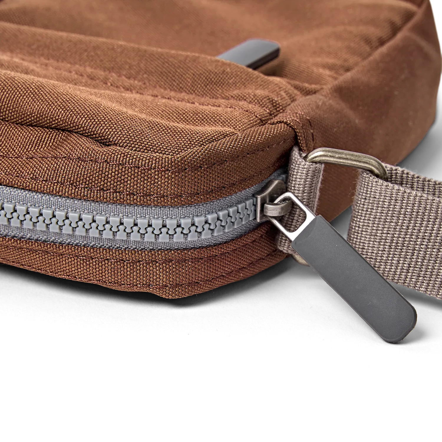 Roka London Bond Pocket crossbody taske Cinnamon Small 1,5 liter