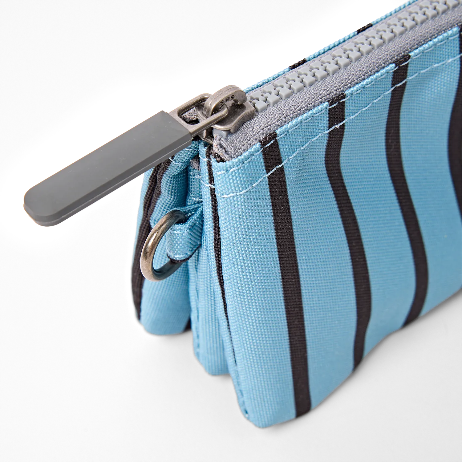 Roka London Carnaby pung Small blue stripe canvas