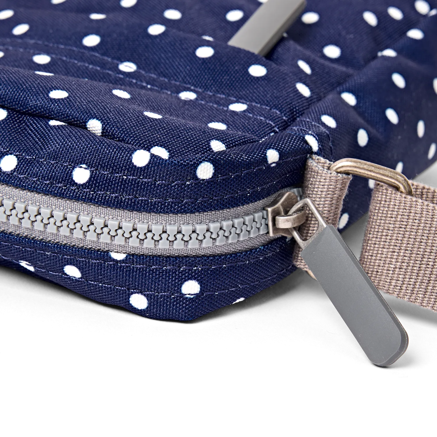 Roka London Bond Pocket crossbody taske Small navy polka dot vandafvisende