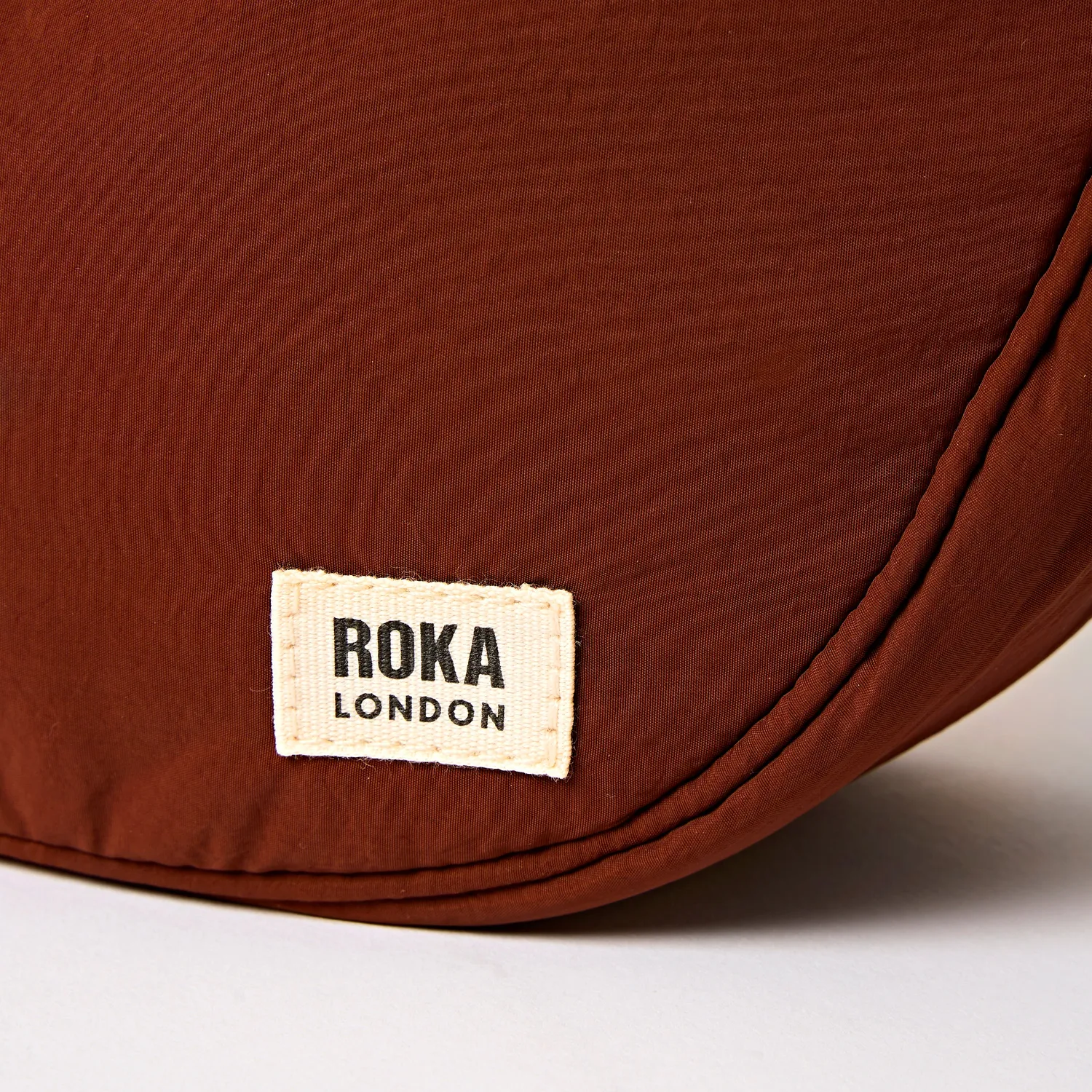 Roka London Farringdon Half Moon crossbody Small henna blød