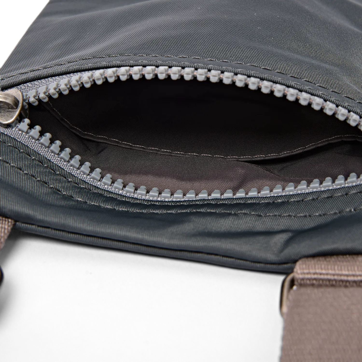 Roka London Chelsea Pocket sling Beluga Extra Small