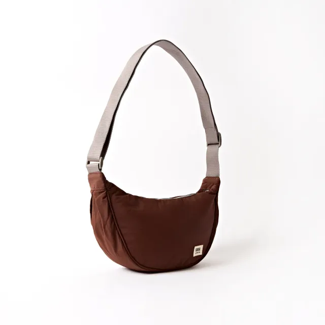 Roka London Farringdon Chocolate halvmåne taske Small 4,2L
