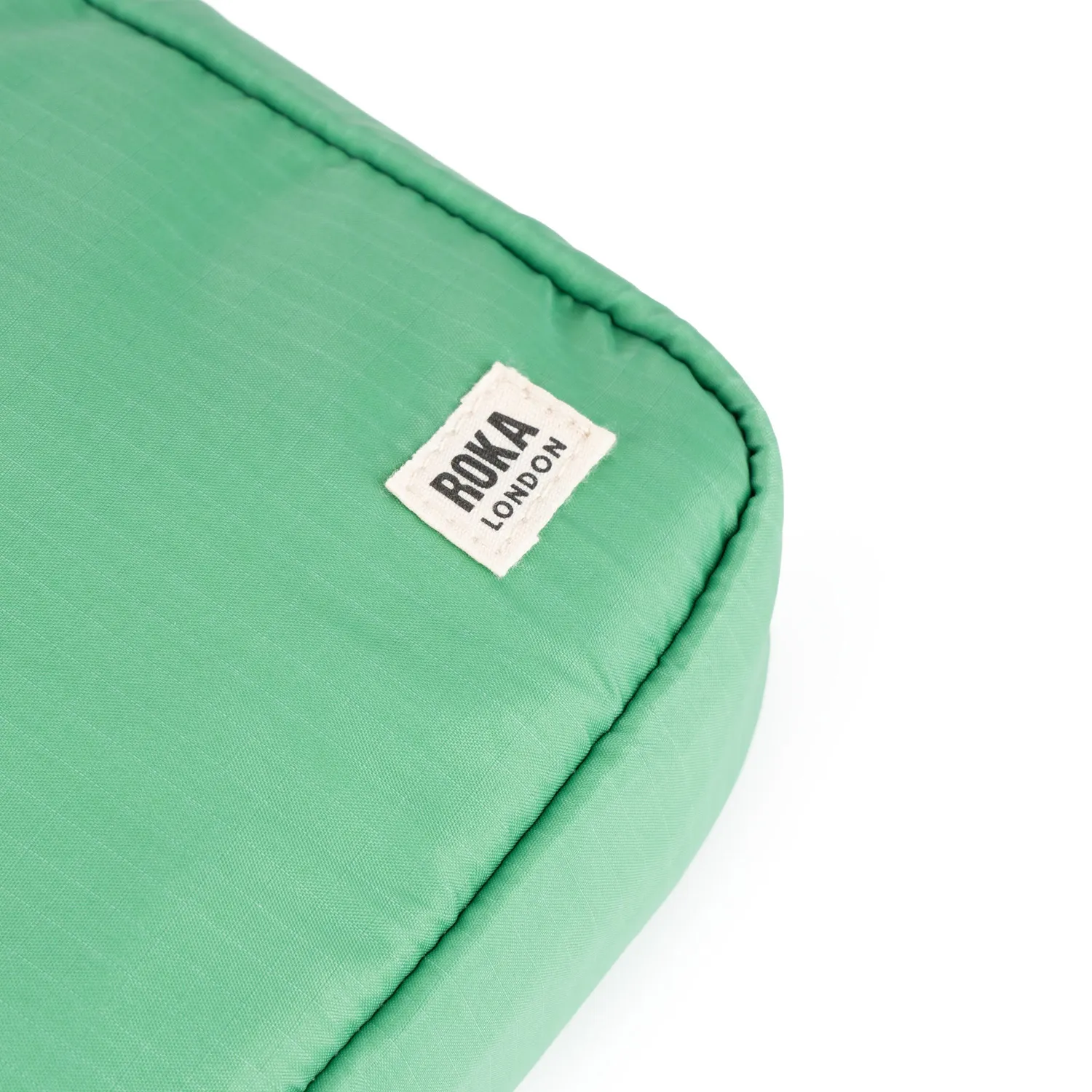 Roka London Bond Pocket crossbody taske Small matcha vejrbestandig