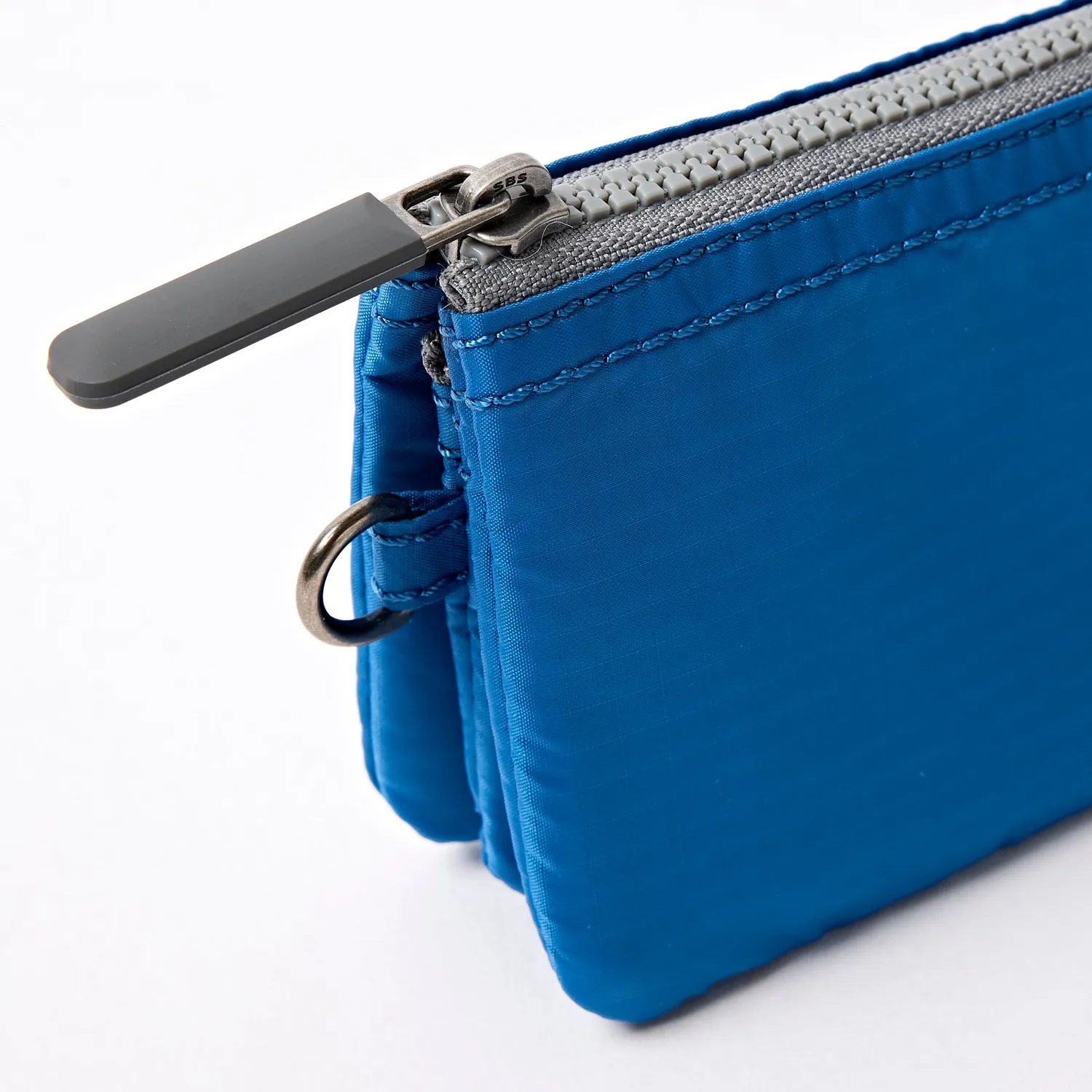 Roka London Carnaby Small pung Malibu Blue med lynlås