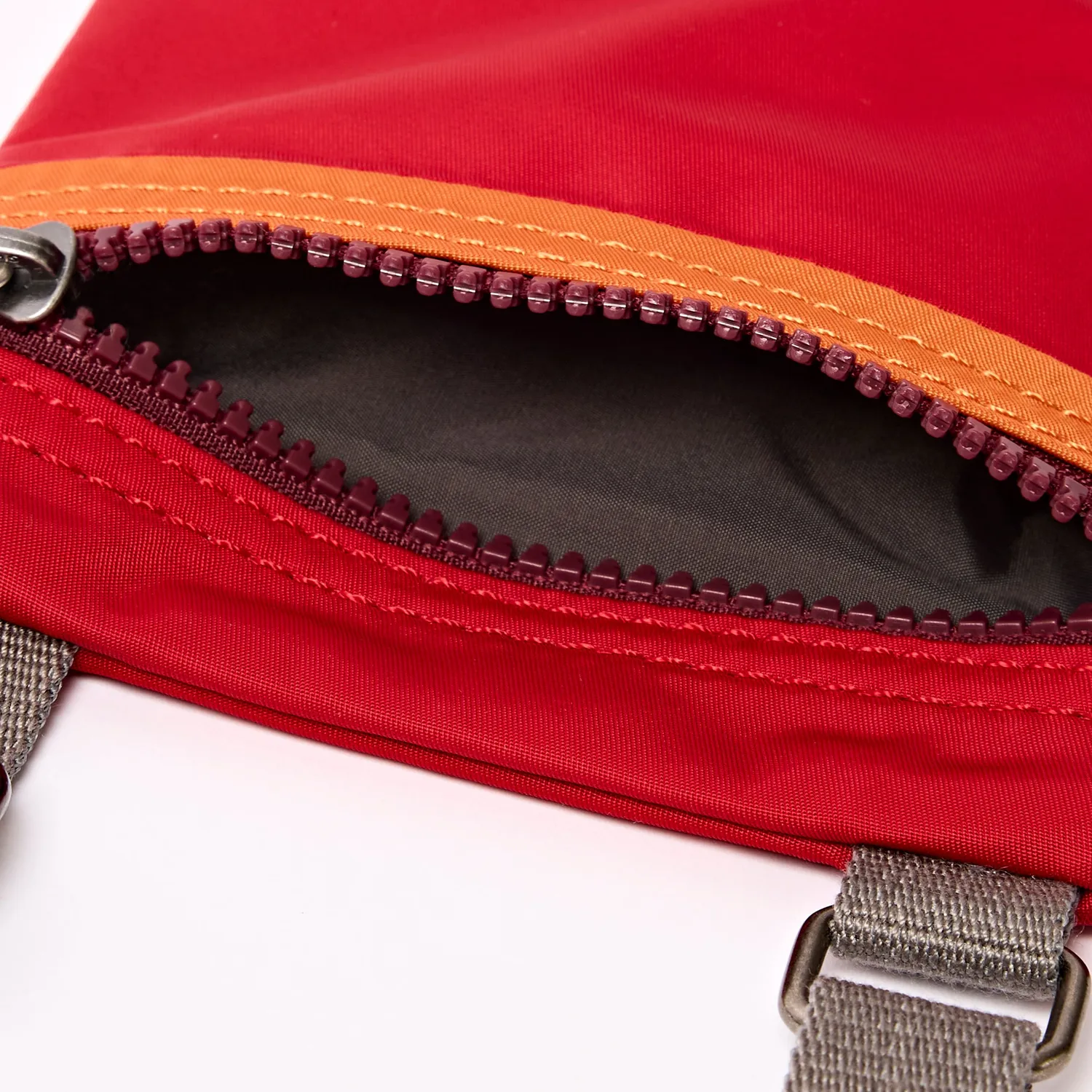 Roka London Chelsea XS sling taske cranberry stripe 0,3 liter