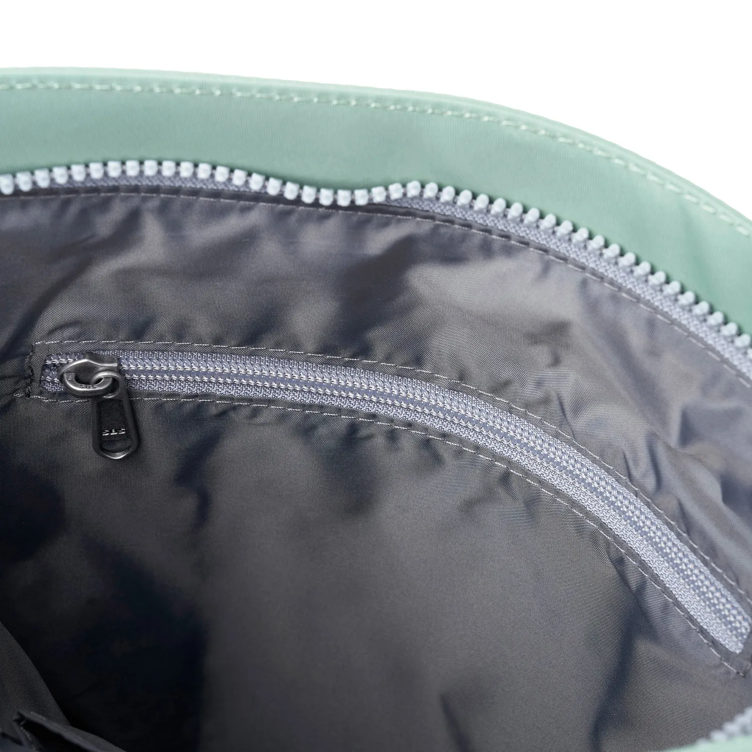 Roka Kennington skuldertaske Frost Medium nylon