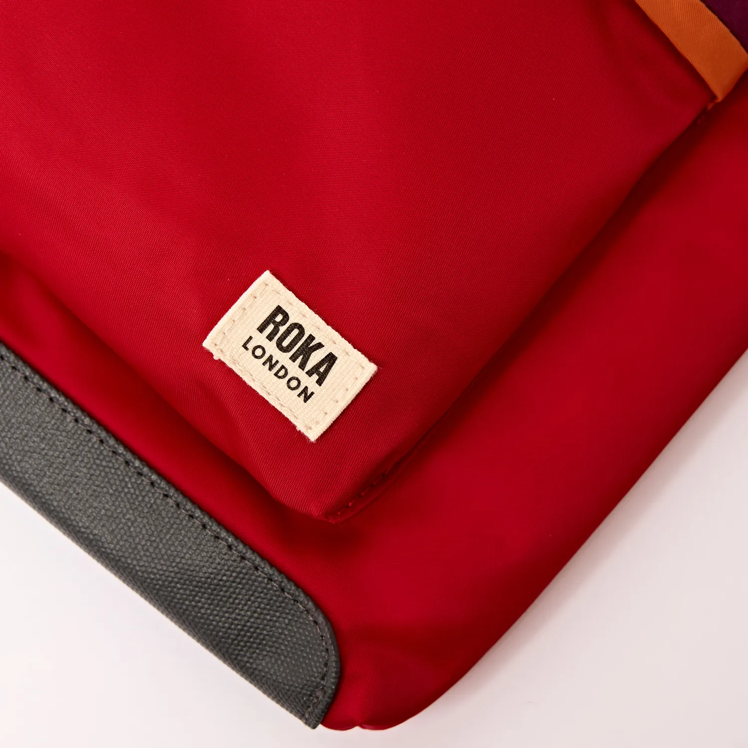 Roka London Kennington crossbodytaske Cranberry Stripe 2,7 liter