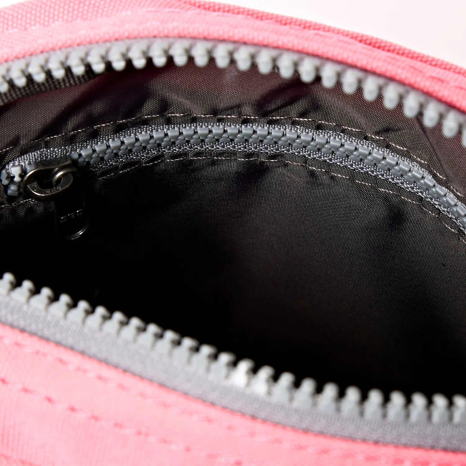 Roka London Bond crossbody taske Small lyserød