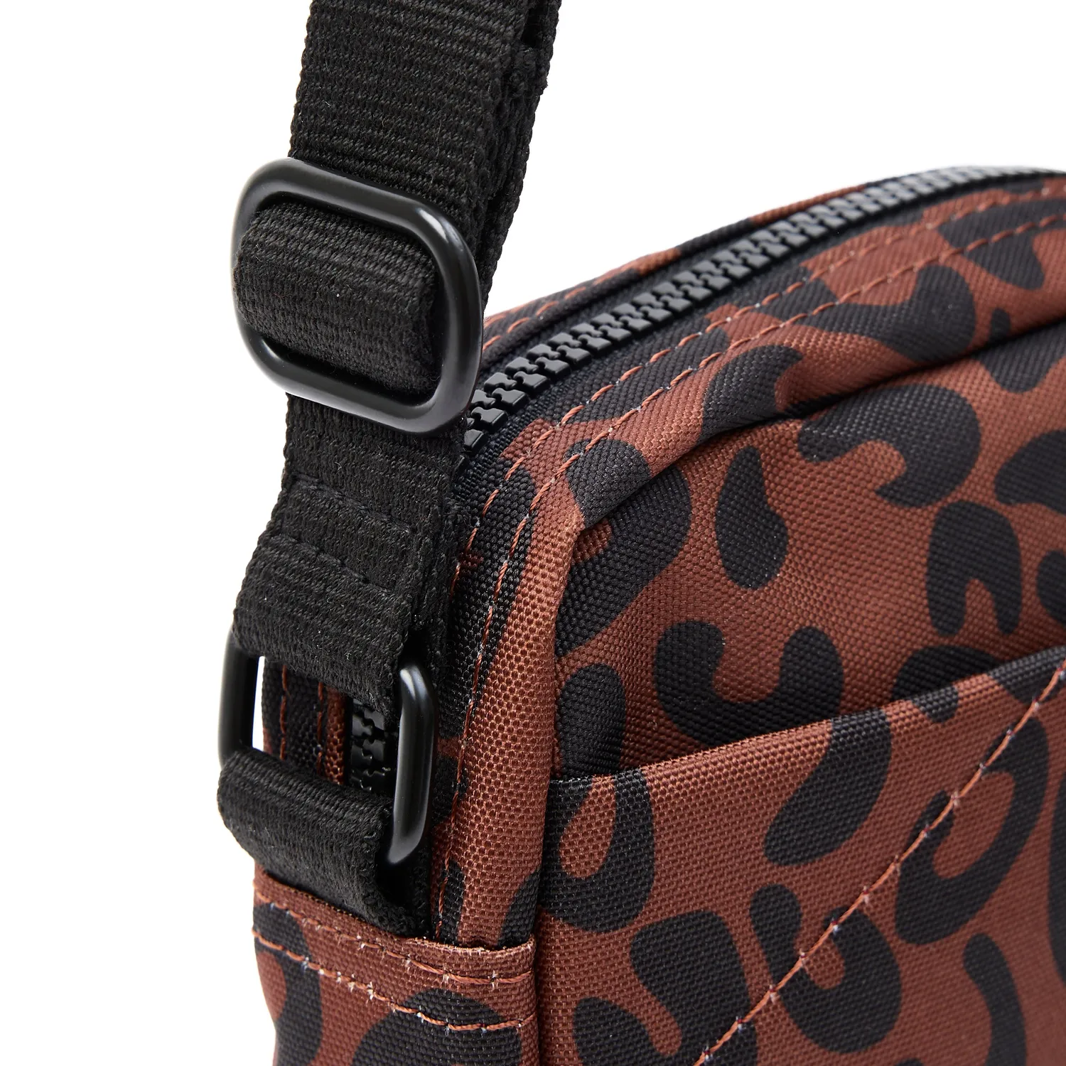 Roka London Bond Small crossbody scarlet leopard 1,5 liter